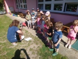 Děti se s paní učitelkou naučily písničku "Leť motýlku". :)