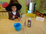 V pátek byla celá školka plná čarodějnic a čarodějů :). Na děti čekalo plno úkolů. Prvním úkolem bylo vyrobit si vlastní kouzelnickou hůlku :)).