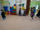 Děti se učily létat na koštěti. Úkolem bylo projít krátkou překážkovou dráhu na koštěti.