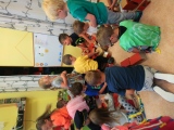 Děti si mohly pyramidy postavit. K dispozici měly dřevěné kostky a papírové krabice.