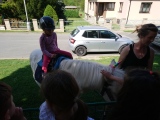 Co bylo pro děti celým dnem překvapením bylo to, že Loretka přijela na svém koni Ferdovi :). Děti si mohly na koníka sednout a také ho pohladit. Bylo to moc příjemné :). Děkujeme také za návštěvu :).