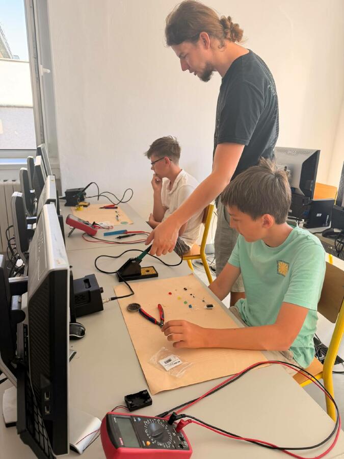 Šesťáci v elektrotechnických laboratořích