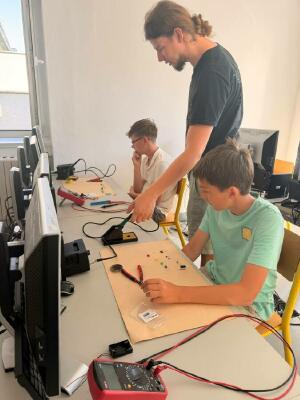 Šesťáci v elektrotechnických laboratořích