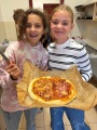 Šestka peče pizzu